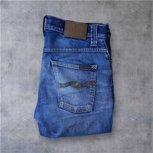 Nudie jeans - Tjena säljer ett par nudie jeans modell grim Tim. Är i fint skick inga synliga defekter eller så. Storlek W30 L32. Vid minsta lilla funderingen är det bara och höra av dig.