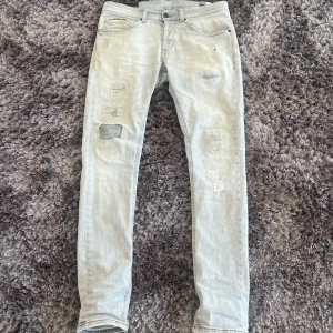 Dondup jeans  - Tja, säljer nu ett par gråa Dondup jeans som är modellen George, sitter skitbra med lite slitningar. Hör av er vid funderingar! :)