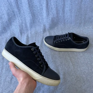 Lanvin skor - Säljer ett par Lanvins som är i storlek UK 8 vilket motsvarar 42. Men är stora i storleken så sitter som 43! Hör gärna av dig om du har frågor! 