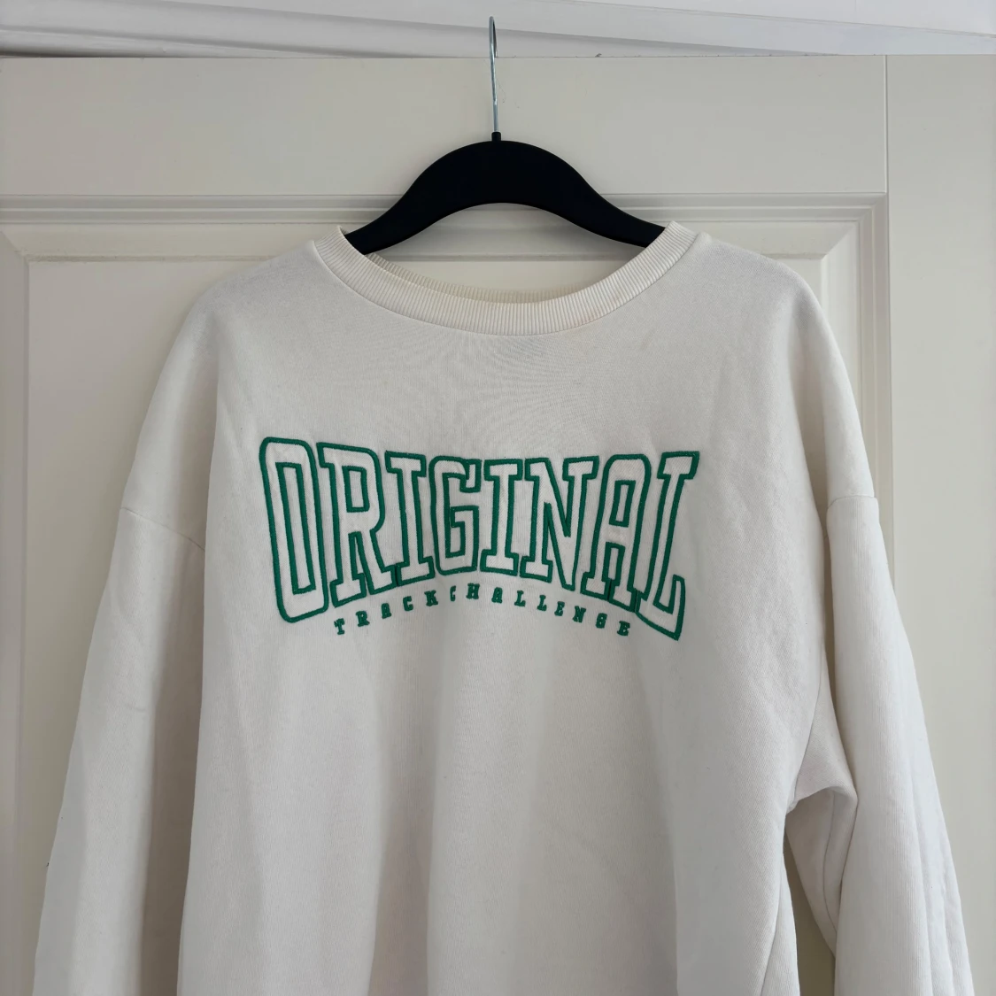 Vit sweatshirt med grön text - 3