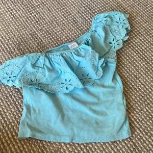 Ljusblå offshoulder topp med volang från Zara - Säljer denna fina blåa tröja från Zara i strl 164 då den tyvärr blivit för liten!💖Men i super bra skick!💕