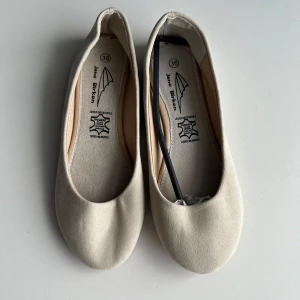 Helt NYA Beige ballerinaskor från Jane Birken - Helt nya beigea / sandfärgade / cremefärgade ballerinaskor från Jane Birken i storlek 36.   Läder på insulan och vegansk mocka på skon. Säljes pga  felköp pga att jag inte kan läsa storlekar. 😅  Hämtas i Stockholm eller skickas mot porto.