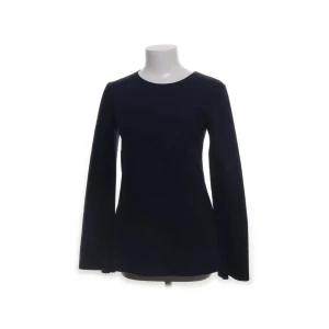 Mörkblå långärmad topp från ZARA - Säljer en  mörkblå långärmad topp från ZARA i mjukt och stretchigt material. Toppen har en rund halsringning. 