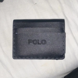 Polo Ralph Lauren Plånbok - Hej! Säljer nu min fina, manliga plånbok då jag köpt en annan, nytt skick, hör av er vid funderingar!😁 nypris 1099kr
