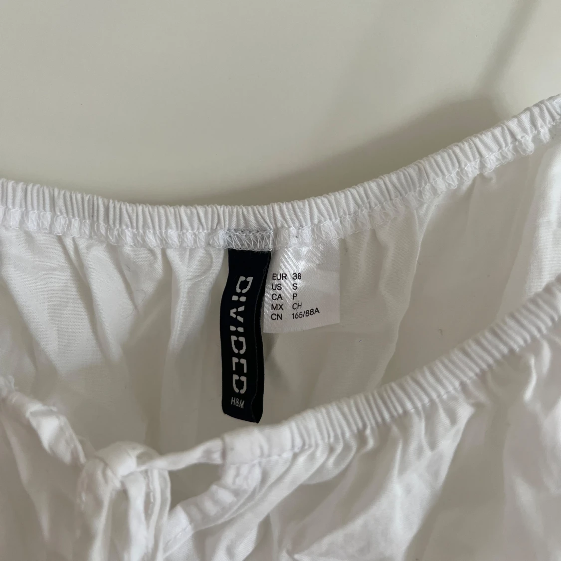 Vit linnetopp med tunna axelband  - 2