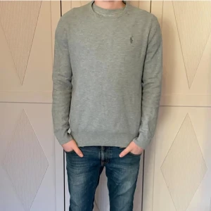 Ralph Lauren tröja - Säljer denna sjukt snygga, grå tröjan från Polo Ralph Lauren då den är för liten för mig. Jättefint skick. Pris ej hugget i sten. Fråga gärna. 