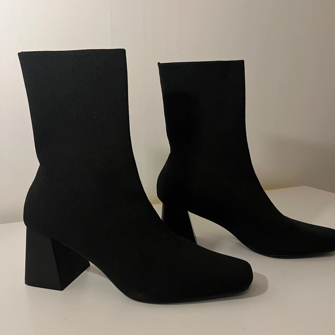Svarta stretchiga boots med klack