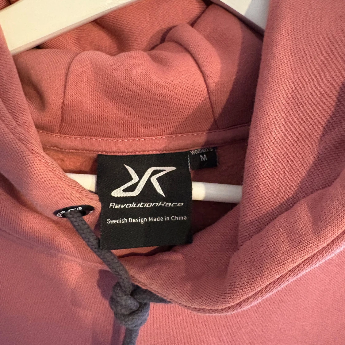 Rosa hoodie från RevolutionRace - 1