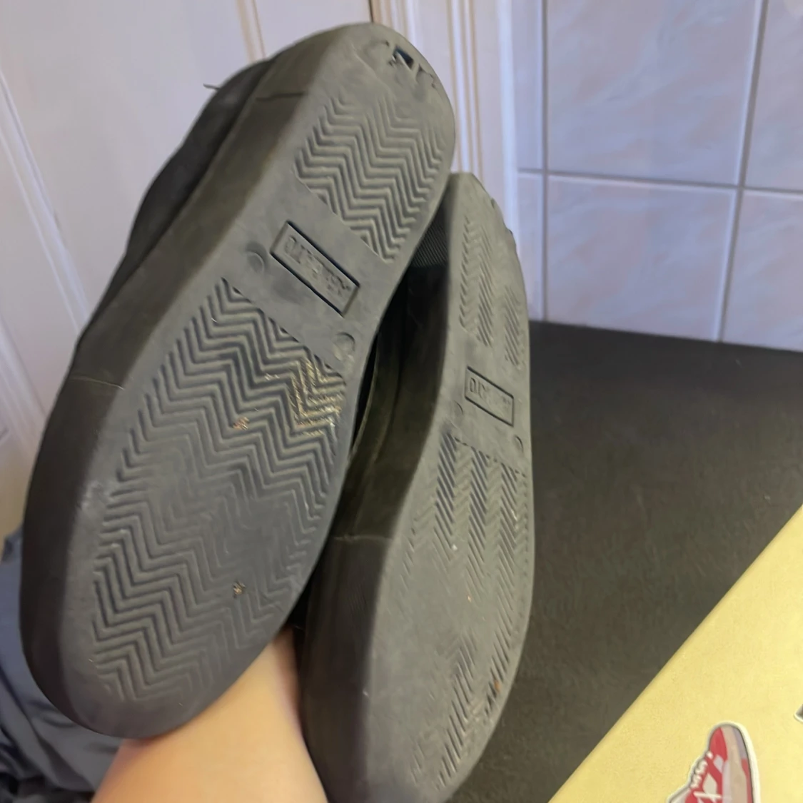 Svarta sneakers i mocka från Axel Arigato - 3