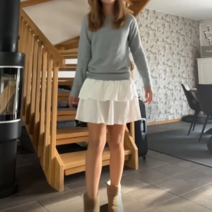 Grå stickad tröja från vero Moda  - Snygg och enkel grå stickad tröja från vero Moda som jag säljer då den har blivit för liten tyvärr . Perfekt för kyligare dagar med sin mjuka och bekväma passform men även lite varmare . Tröjan har långa ärmar och en klassisk rund halsringning.