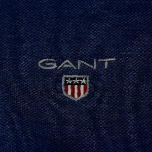 Mörkblå hoodie från GANT - Säljer en klassisk mörkblå hoodie från GANT med broderad logotyp på bröstet. Tröjan har huva och långa ärmar, perfekt för en avslappnad och stilren look. I storlek 170.