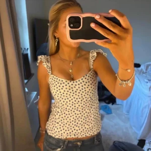 Prickig topp - Så fin prickig topp med volanger på axelbanden🥰💕💕 Storlek M men passar även S🌸🩷 Första bilden är lånad🤗