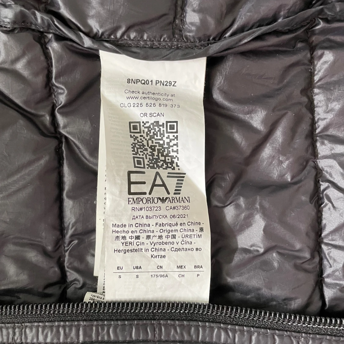 Svart dunväst från Emporio Armani EA7  - 3