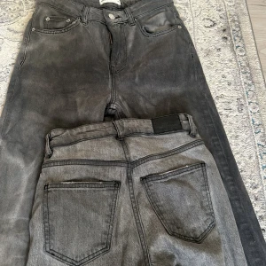 2 st gråa lågmidjade jeans - Jag säljer 2 st gråa jeans och en är mörk grå och den andra ljus grå. Användt 3-4 gånger.