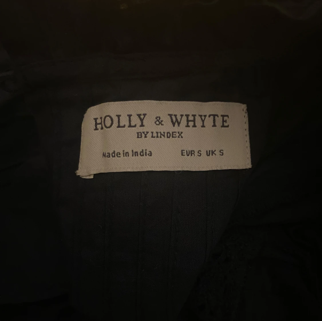 Marinblå blus med volang från Holly & Whyte - 2