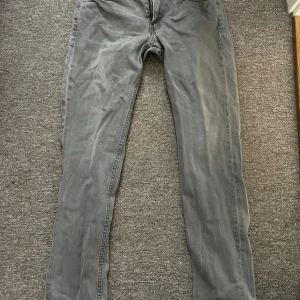 Levis 511  - Tjena, säljer nu mina Levis 511 slim fit som tyvärr är för små. Storleken är 31/32 och skicket är 9/10. Pris kan alltid diskuteras!