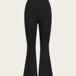 Svarta glittriga bootcut byxor - Säljer ett par glittriga byxor. Perfekta för dig som vill sticka ut lite extra! 🤩