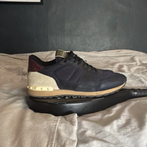 Valentino Rockrunner - Säljer dessa Marinblåa Valentino Rockrunners i storlek 43, behandlade i mycket bra skick! Säljer på grund av att jag hittat ett annat par! Hör av er vid frågor och pris är ej fast i sten så kom med förslag! 