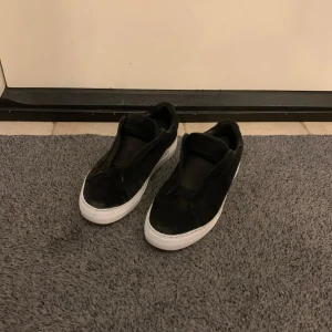 Arigato laceless 360 - Säljer ett par Arigato laceless 360 Skorna har en enkel och stilren design utan snörning, perfekt för en avslappnad look. Passar till många olika outfits och är lätta att ta på och av. Finns ej box