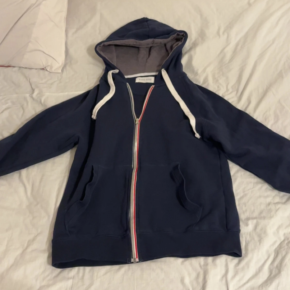 Mörkblå hoodie med dragkedja från Pier One