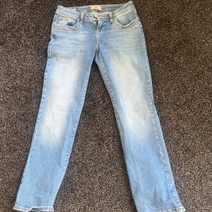 Ljusblå jeansbyxor från LTB - Säljer ett par ljusblå jeansbyxor från LTB, modell Valerie. 🌸Strl W29 / L30