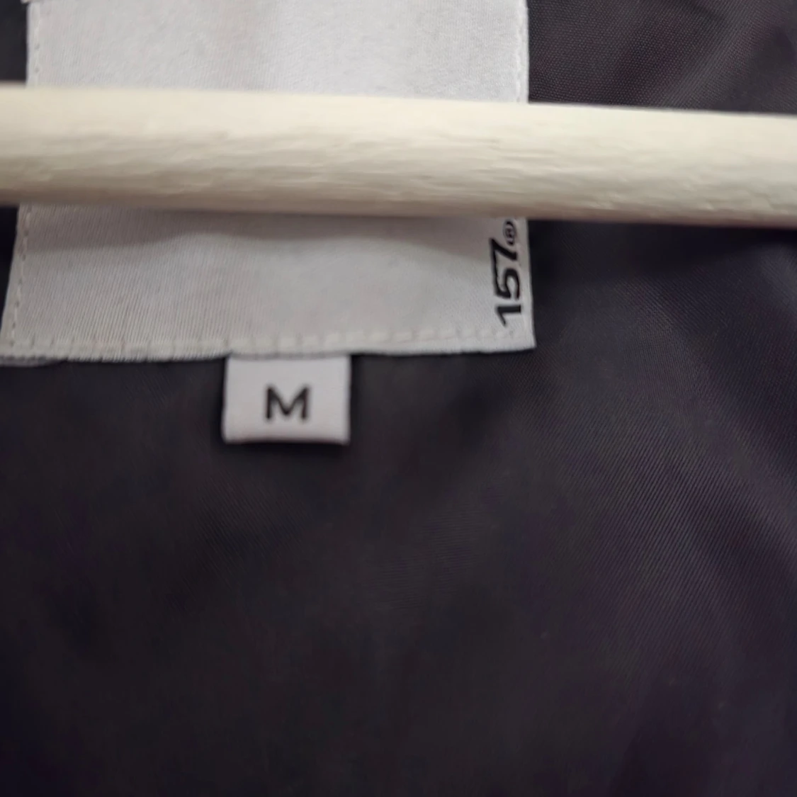 Svart och vit tunn jacka med broderad trana - 2