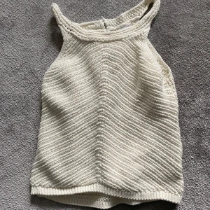 Vit virkad linnetopp från Lindex - Säljer en vit virkad linnetopp från Lindex i storlek 146/152. Toppen har en ärmlös design med breda axelband och rund halsringning. Perfekt för varma dagar och enkel att matcha med olika outfits.