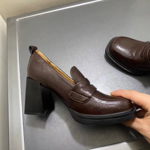Bruna chunky loafers med klack - Snygga bruna loafers med kraftig blockklack och rund tå. Skorna har en klassisk loafer-design med bred sula och är tillverkade i skinnimitation. Perfekta för dig som vill ha en trendig och bekväm sko med lite höjd.
