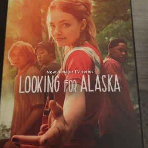 Looking for Alaska - Säljer boken 'Looking for Alaska' av John Green. Omslaget visar karaktärer från TV-serien baserad på boken. Romanen handlar om Miles Halter och hans tid på Culver Creek internatskola där han möter Alaska Young. Boken är känslosam, rolig och tankeväckande.