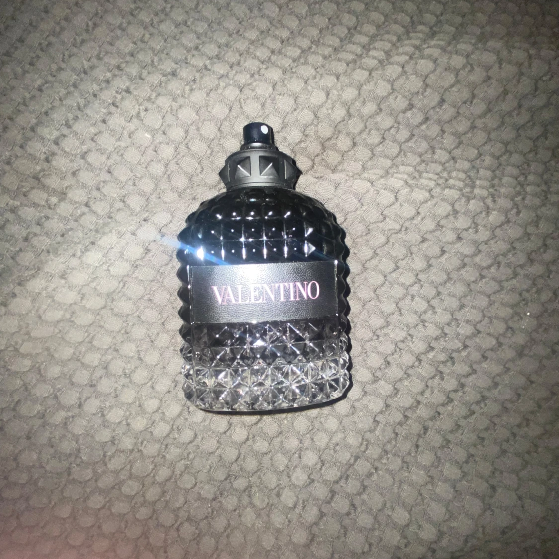 Valentino parfymflaska med nitar