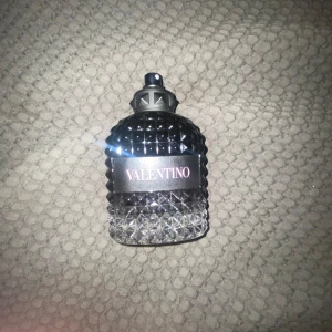 Valentino parfymflaska med nitar - En slut valentino flaska 100ml 