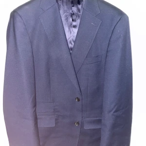 Mörkblå kostym från These Glory Days - Säljer en stilren mörkblå kostym från These Glory Days i storlek 50. Slim fit-modell med klassisk kavaj och matchande kostymbyxor.   Endast använd ett fåtal gånger så är i gott skick.