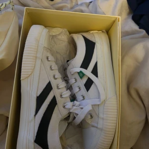 Vita sneakers från Axel Arigato med svarta detaljer - Helt nya arigatos💕