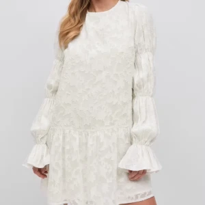 Vit blommig klänning med volangärm - Superfin vit klänning med subtilt blommönster och volangdetaljer på ärmarna. Klänningen har lång ärm med puff och öppen rygg med knytband. Perfekt för sommarens alla tillfällen!💕 Helt ny och oanvänd med prislapp kvar, nypris är 499kr.