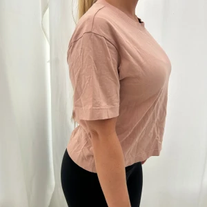 Ljusrosa basic t-shirt - Enkel och stilren ljusrosa t-shirt med rund hals och korta ärmar. Modellen är rak och lite loose fit💗🤍