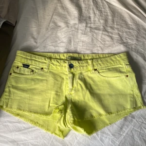 Gula jeansshorts från Pull&Bear - Snygga gula lågmidjade shorts. Jag har aldrig använt dom utan köpte dom här på plick men dom var tyvärr inte i min storlek!
