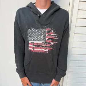 Ralph lauren hoodie - Tja! Säljer nu denna sjukt snygga Ralph lauren hoodie. Skick 9/10 sjukt bra utan synliga defekter. Nypris låg tidigare för 2000kr men säljs nu för 799kr. Hör gärna av er vid frågor eller funderingar!
