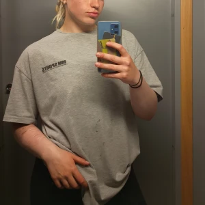 Grå oversized t-shirt från MM Sports - Oversized t-shirt från mm sports.