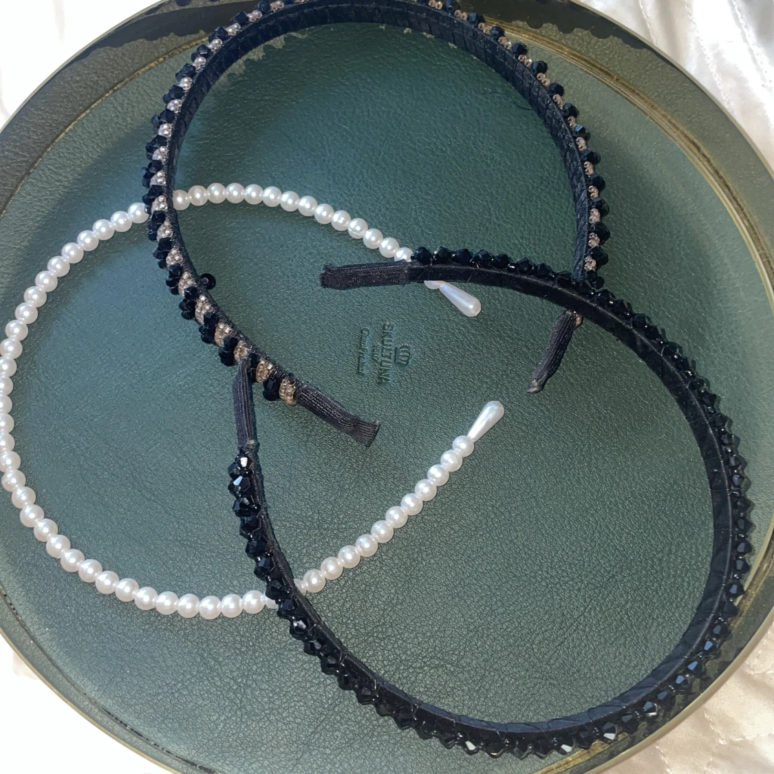 Set med pärl- och glittriga diadem