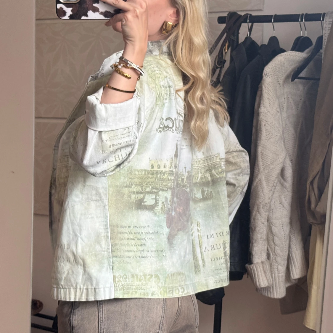 Overshirt med vintage print och dragkedja - 1