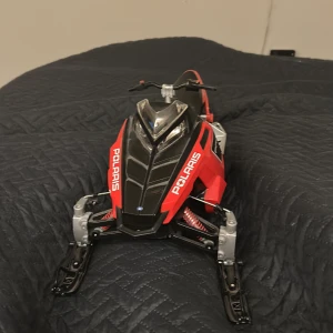 Polaris radio styr skotter Pro R 800 - Radio styr skotter, vet ej om den funkar har ej testas på länge behövs nog bara byta batteri, fint skick. Pris kan diskuteras.