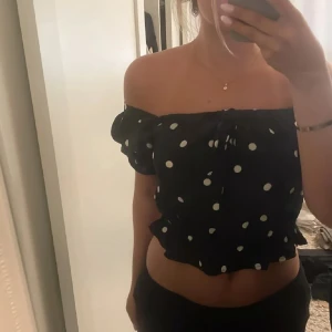 Svart prickig topp - Snygg prickig topp aldrig använt!😘
