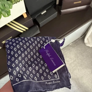 Ralph Lauren purple label scarf  - Helt ny och oanvänd Ralph Lauren Purple label scarf. Scarfen är i 100% linne och är köpt i deras butik i Berlin. Aldrig använd och alla tags sitter kvar. Nypriset ligger på 190€