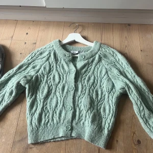 Grön stickad kofta - Superfin grön stickad kofta från Zara. Använd fåtal gånger så mycket fint skick. 