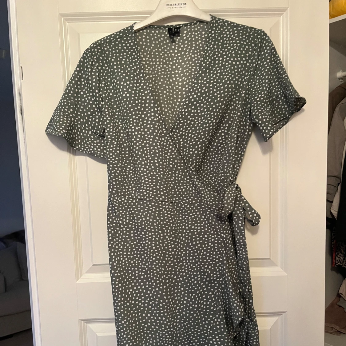 Prickig omlottklänning från Vero Moda