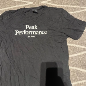 Svart Peak Performance t-shirt - Svart t-shirt från Peak Performance