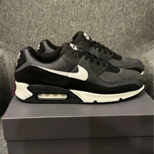 Nike Air Max 90 svart/grå sneakers - Säljer dessa air max 90 med allting OG. Pris ej hugget i sten skriv om funderingar!