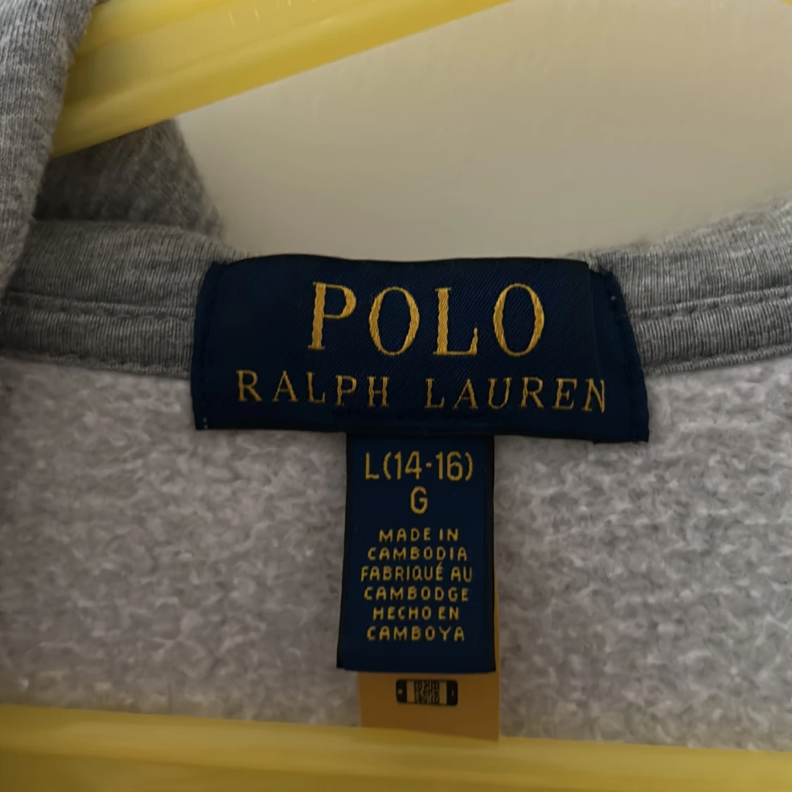 Grå hoodie från Polo Ralph Lauren.storlek är 14 till 16 år  - 1