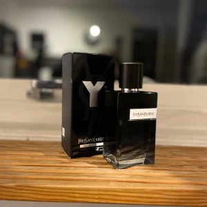 Yves Saint Laurent Y Eau de Parfum - Snygg parfym från Yves Saint Laurent, Jag har inte använt mycket av den alls som ni ser på bilderna. Hör gärna av er vid frågor eller funderingar! Mvh Melker ( det är 100ml