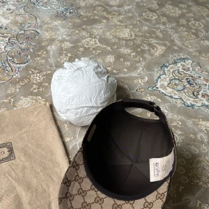 Beige Gucci keps - Helt ny gucci keps som jag köpte för prick 3 veckor sen, använd 1-2 gånger. Beställd från hemsidan. Storlek S, nypris nästan 6 tusen.